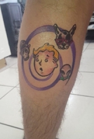 男生小腿上彩绘渐变抽象线条卡通人物纹身图片