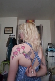 女生后背上彩绘渐变植物和小动物鸟纹身图片