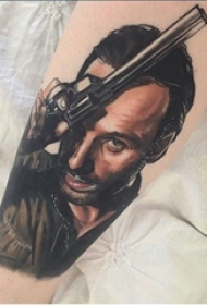 男生手臂上黑灰素描点刺技巧创意男生人物恐怖纹身图片