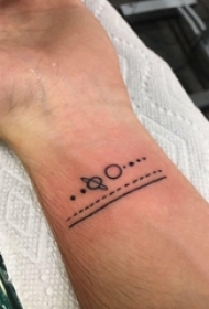 男生手腕上黑色几何简单线条小清新星球纹身图片