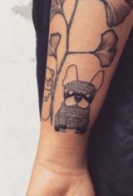 男生手臂上黑色点刺简单线条小动物狗纹身图片