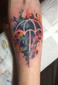 男生手臂上彩绘水彩泼墨雨伞纹身图片