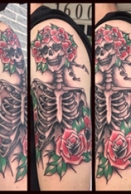 男生手臂上彩绘水彩素描唯美花朵骷髅骨头纹身图片