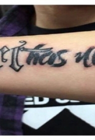男生手臂上黑灰素描点刺技巧创意花体英文纹身图片