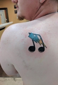 男生后背上彩绘渐变简单线条音符和闪电符号纹身图片