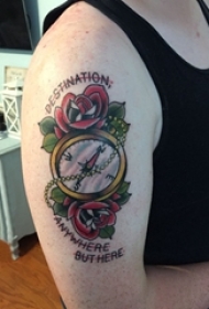 男生手臂上彩绘简单线条植物花朵和指南针纹身图片