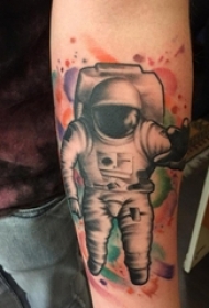 男生手臂上黑灰素描点刺技巧创意宇航员水彩泼墨纹身图片
