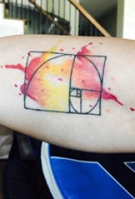 男生手臂上彩绘渐变泼墨几何线条创意图形纹身图片