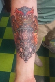 男生手臂上彩绘水彩素描创意花纹猫头鹰动物纹身图片