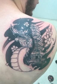 男生后肩上黑色几何线条龙和建筑纹身图片