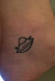 女生脚踝上黑色几何线条创意飞碟纹身图片
