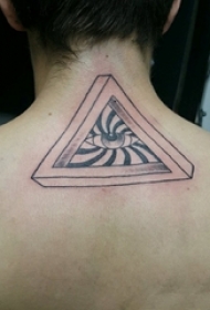 男生背部黑灰素描点刺技巧创意几何元素上帝之眼纹身图片