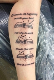 女生小腿上黑色立体几何线条英文和书籍纹身图片