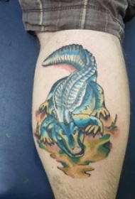 男生小腿上彩绘渐变抽象线条小动物鳄鱼纹身图片