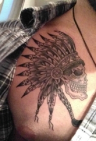 男生胸部黑灰点刺印第安头饰和骷髅纹身图片