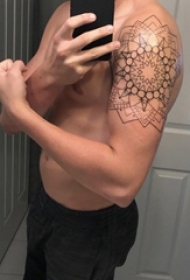 男生手臂上黑色几何圆形简单线条创意纹身图片