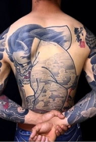 男生后背上彩绘抽象线条个性般若纹身图片