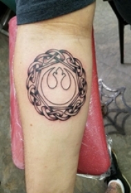 男生手臂上黑灰点刺抽象线条创意纹身图片