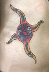 男生侧腰上彩绘水彩素描创意花纹飞镖纹身图片