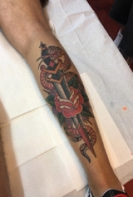 男生小腿上彩绘水彩素描创意唯美花朵匕首纹身图片