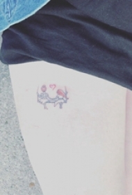 女生大腿上彩绘简单线条卡通人物纹身图片