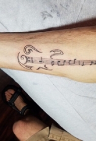 男生小腿上黑色线条文艺小清新唯美音符纹身图片