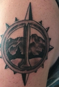 男生手臂上黑灰点刺几何简单线条创意山脉风景纹身图片