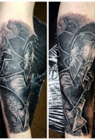男生手臂上黑灰素描点刺技巧创意斯巴达战士纹身图片