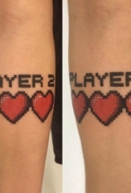 男生手臂上彩绘几何简单线条英文和心形纹身图片