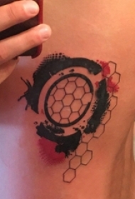 男生侧腰上彩绘泼墨几何线条创意标志纹身图片