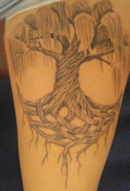女生大腿上黑灰点刺简单抽象线条植物大树纹身图片