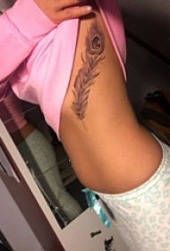 女生侧腰上黑灰素描点刺技巧创意孔雀羽毛纹身图片