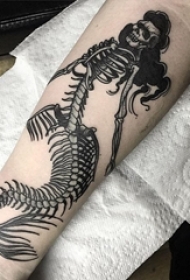 多款黑灰素描点刺技巧创意霸气设计感十足的骷髅美人鱼纹身图案