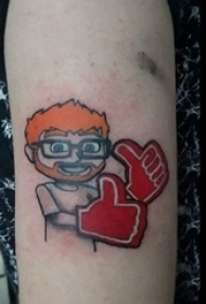 男生手臂上彩绘卡通人物创意纹身图片