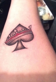 男生手臂上黑灰素描点刺技巧创意黑桃纹身图片