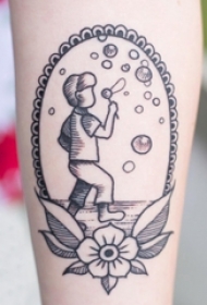 女生小腿上黑色点刺几何线条花朵和卡通人物纹身图片