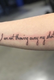 男生手臂上黑色线条文艺小清新精美花体英文纹身图片