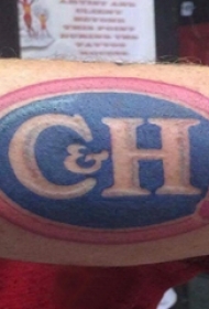 男生手臂上彩绘几何椭圆和字母纹身图片