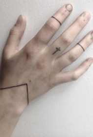 女生喜欢的简单个性线条手链纹身图案