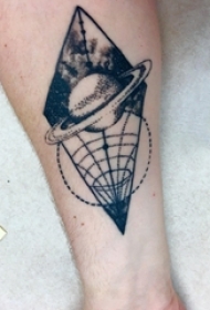 男生手臂上黑灰素描点刺技巧创意菱形星球纹身图片