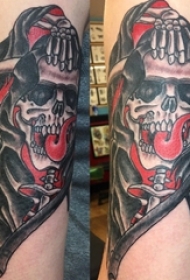 男生手臂上彩绘水彩素描创意恐怖骷髅纹身图片