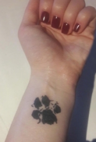 男生手腕上黑灰素描创意可爱狗爪子纹身图片