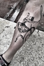 女生小腿上黑灰素描点刺技巧创意女生肖像纹身图片