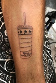 男生手臂上黑灰素描创意设计感十足杯子纹身图片
