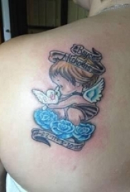 男生肩部彩绘抽象线条英文白鸽和小天使纹身图片