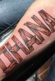 男生手臂上彩绘渐变几何线条木块英文单词纹身图片