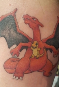 男生大腿上彩绘简单线条卡通神奇宝贝喷火龙纹身图片
