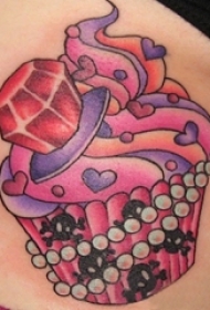 女生手臂上彩绘几何抽象线条杯子蛋糕和钻石纹身图片