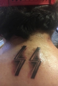 男生颈后黑灰点刺几何简单线条闪电纹身图片