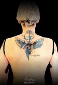 女生背部彩绘水彩泼墨创意抽象老鹰纹身图片